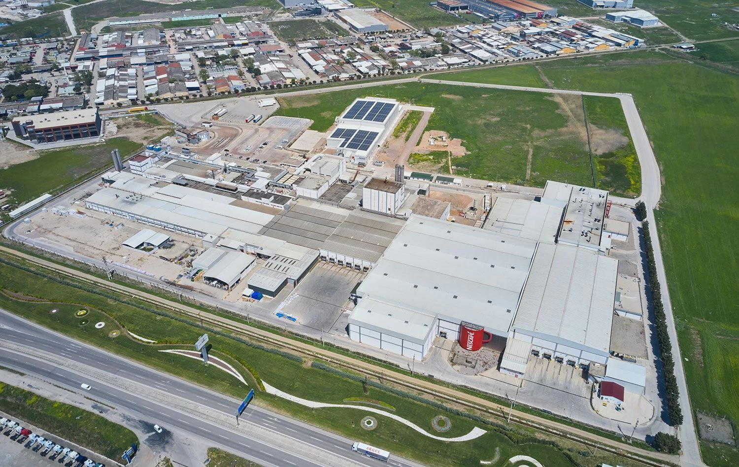 На Караджабеевском заводе компании АО «Нестле Турция» (‘Nestle Türkiye Gıda Sanayi A.Ş.’)  продолжаются работы по строительству зоны отходов, парковки для фур и установки чиллер.